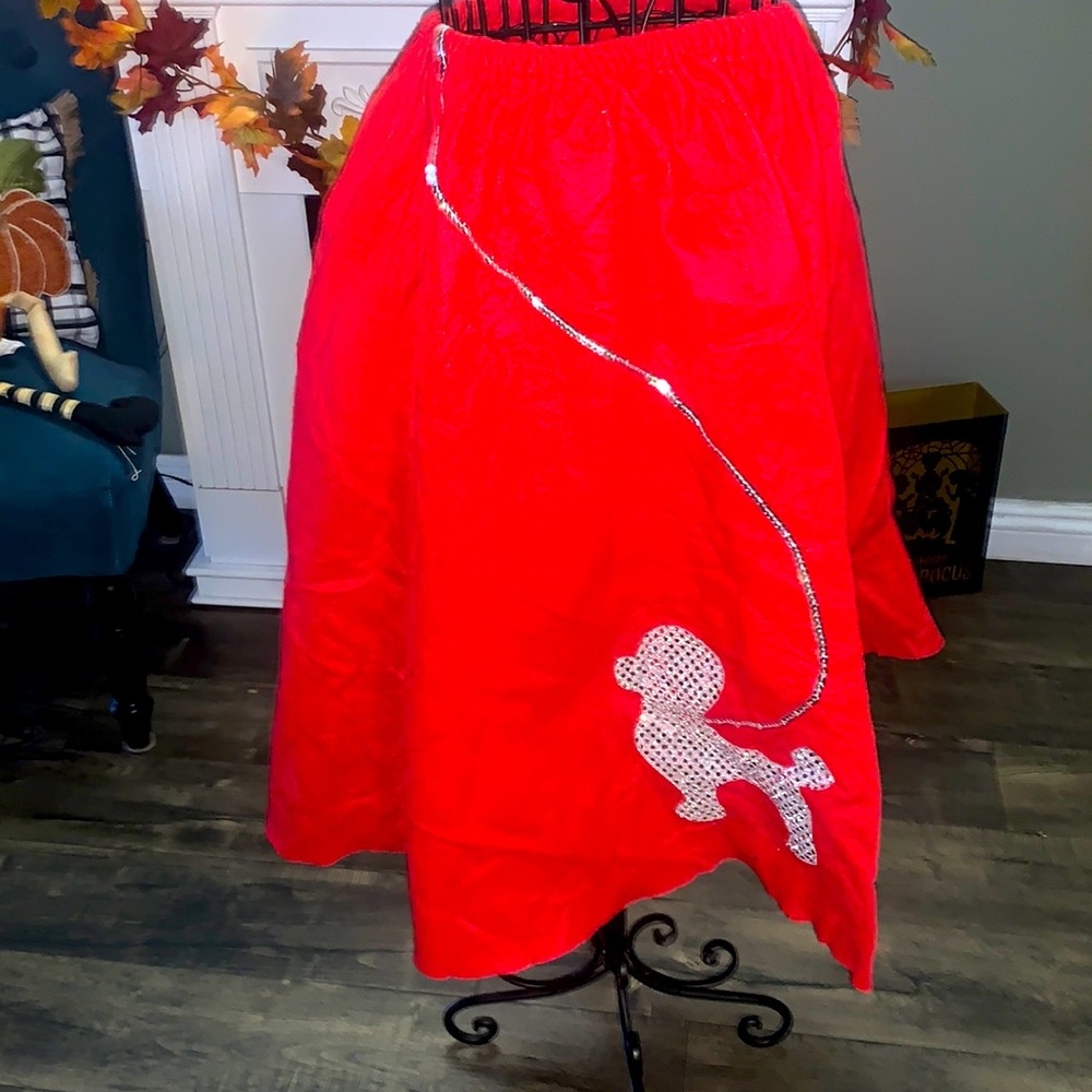 Poodle skirt red.